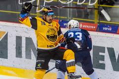 František Gerhát z Litvínova a Adam Jánošík z Plzně v utkání 41. kola hokejové extraligy.