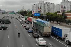 Policie zatkla tisíce lidí za porušení karantény. Zabavila a odtáhla stovky aut