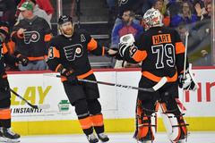 Jakub Voráček a brankář Carter Hart slaví triumf Philadelphie nad New Yorkem Rangers