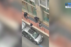 Zoufalý Ital před zavřenou bankou.