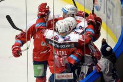 Hráči Pardubic se radují z gólu v zápase 47. kola hokejové extraligy na ledě Kladna
