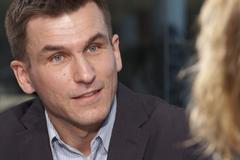 Trump je parodií na politiku, udělal z úřadu reality show a znovu vyhraje, míní Babík