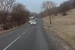 Mladá řidička u Šumic nebezpečně předjížděla, událost zachytila palubní kamera