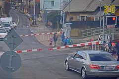 Učitelky hazardovaly se životy 13 dětí na železničním přejezdu v Řeporyjích