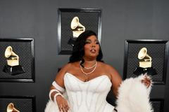 Trefa do bílého. Na červeném koberci Grammy bodovala velká zpěvačka