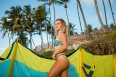 Drak, prkno a triky, které berou dech. Jedna z nejlepších kitesurfařek je z Česka