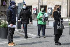 Ilustrační foto - koronavirus, rouška, nouzový stav, Praha, lidi