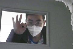 “Neustlal jsem si, promiňte.” Televize točila se zdravotníkem, který se nakazil koronavirem