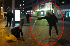 Cizinec bez roušky plival po lidech a vykřikoval, že má žloutenku typu C