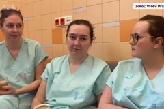 Musela jsem kýchnout v masce. Sestry u pacientů s Covid-19 neztrácí humor
