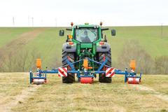 Farmáři na Moravě nasadili švýcarský stroj smrti. Pole zbaví hrabošů záludnou metodou