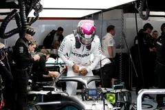 Lewis Hamilton v Mercedesu při prvních testech F1 v Barceloně 2020