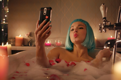 Facebook kvůli nahotě zakázal reklamu na český smartphone Aligator