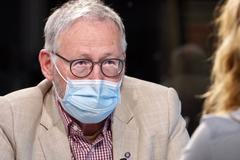 Hostomský: Nakažených je desetkrát víc, ale není to biologická zbraň. Neděsil bych se