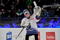 33. kolo hokejové extraligy 2019/20, Kladno - Liberec: Kladenský brankář Denis Godla oslavuje výhru 2:0