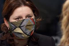 Senioři bez roušek? Vojtěch mi tvrdil, že distribuce probíhá. Číně se neklaníme, říká Maláčová