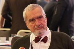 Karel Schwarzenberg na sněmu TOP 09. Ve svém projevu především vyzýval k obraně lidských práv a svobody. Zároveň vybídl spolustraníky, aby více pracovali.