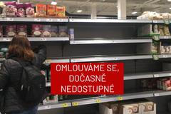 Záběry z pražských obchodů: Lidé rychle vykupují rýži, těstoviny i lunchmeat