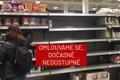Záběry z pražských obchodů: Lidé rychle vykupují rýži, těstoviny i lunchmeat