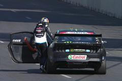 Cam Waters a Shane van Gisbergen, závod Supercars Adelaide 500