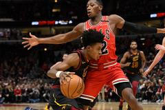 NBA 2019/20, Chicago - Cleveland: Collin Sexton (s míčem) a Kris Dunn
