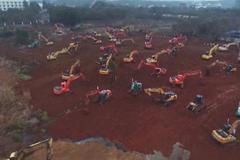 Desítky bagrů vtrhly na pozemek. Jedenáctimilionový Wu-Chan staví nemocnici pro nakažené novým virem