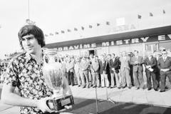 Anton Ondruš na pražské Ruzyni s pohárem pro mistra Evropy ve fotbale 1976