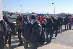 Koronaviru navzdory. Desítky lidí čekaly ve frontě na pražském Bohdalci na registraci auta