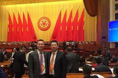 Čou Ling-ťien (vlevo) na Všečínském sjezdu navrácených krajanů, který proběhl předvloni v srpnu i za účasti komunistického prezidenta Si Ťin-pchinga.