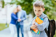 dítě, školák, rodiče, smutek, nedůvěra, rozvod, strach