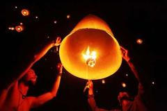 Zahraniční turisté si na ostrově Pchi Pchi připomínají oběti tsunami vypouštěním lampionů