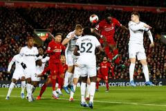 Premier League 2019/20, Liverpool - West Ham: Tomáš Souček a Sadio Mané v souboji