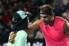 Rafael Nadal při zápasu na Australian Open trefil dívku míčkem do hlavy