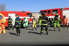 Udrž odstup, myj si ruce, zatanči. Po policistech tančí i hasiči