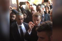 Emmanuel Macron vykázal izraelského policistu z kostela v Jeruzalémě