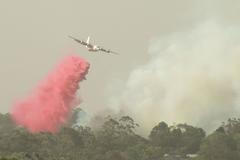 Letadlo hasí požáry v Novém Jižním Walesu.