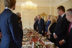 Zeman Lány oběd Vláda