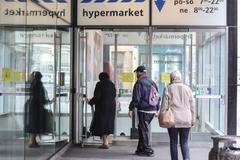 Nouzový stav - koronavirus - omezení nákupů od 10 do 12 hodin pro seniory - nakupování, důchodce