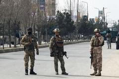 Afghánští vojáci nedaleko místa útoku v Kábulu.