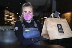 Restaurace a nouzový stav - koronavirus, výdejní okna, hospoda, jídlo