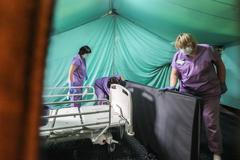 Koronavirus, COVID - Uzavřená Nemocnice Liberec - dezinfekce, zdravotní sestra, čištění, mytí, personál, checkpoint, drive-in kontrola, medik, zdravotník