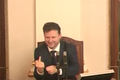 Poslanec Radek Vondráček ukázal na kolegy prostředníček