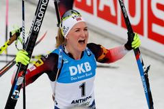 Marte Olsbuová Röiselandová slaví vítězství v závodě s hromadným startem na MS 2020 v Anterselvě