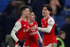 Anglická Premier League 2019/20, Chelsea - Arsenal: Hráči Arsenalu slaví zisk bodu