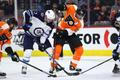 Jakub Voráček (93) z Philadelphie a hráč Winnipegu Dmitrij Kulikov v zápase NHL.