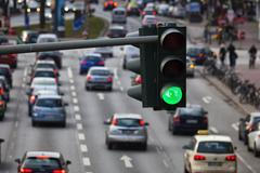 Semafor, auta, hustá doprava, město