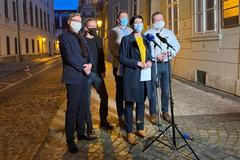 Lídři někteřích opozičních stran se radili před jednání s premiérem v pondělí 16. března