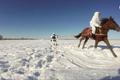 Cvičení ruských kadetů: Připoutaní ke koním skáčou na lyžích