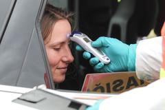 Koronavir - hraniční kontrola s Rakouskem, celníci, hasiči, měření teploty, maska, řidiči