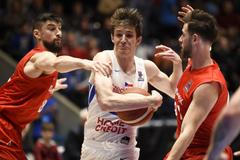 Darko Jukic z Dánska, Vít Krejčí z České republiky a Philip Hertz z Dánska v zápase skupiny C kvalifikace o postup na ME 2021